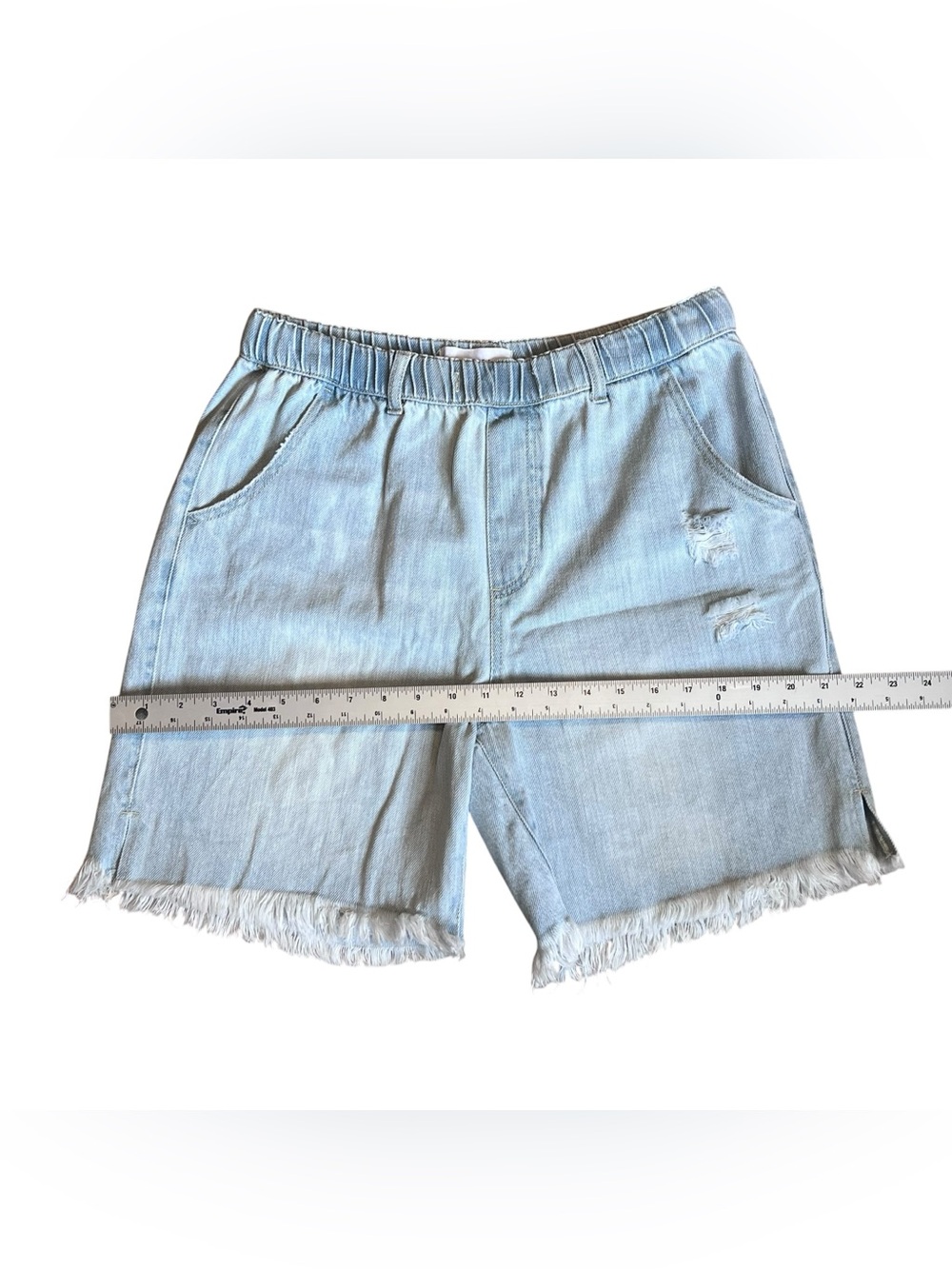 Risen Women’s Sz M High Rise Denim Shorts Light Wash Pull On Distressed - Picture 12 of 15